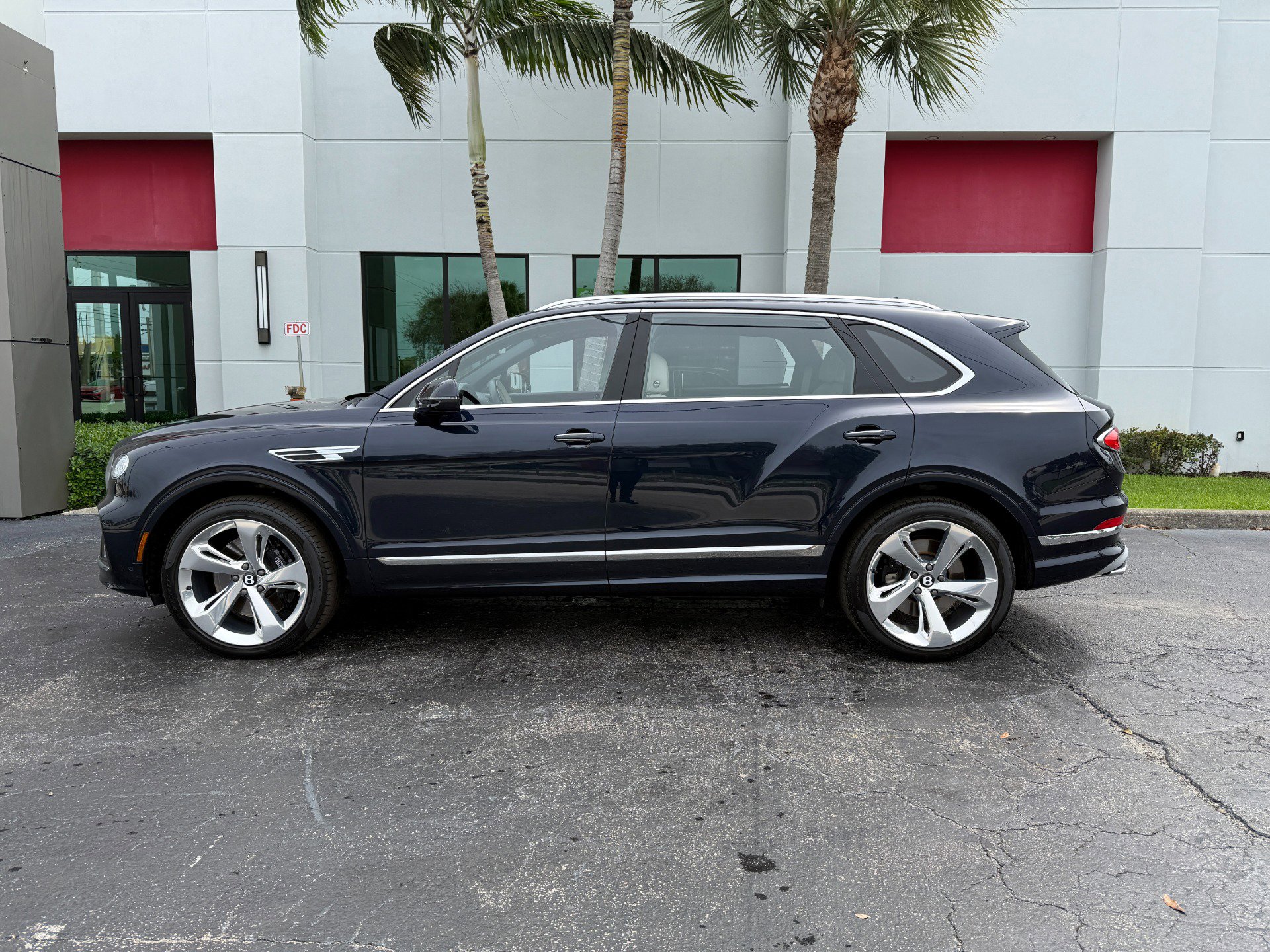 Used 2023 Bentley Bentayga Extended Wheelbase AWD/4WD image 11