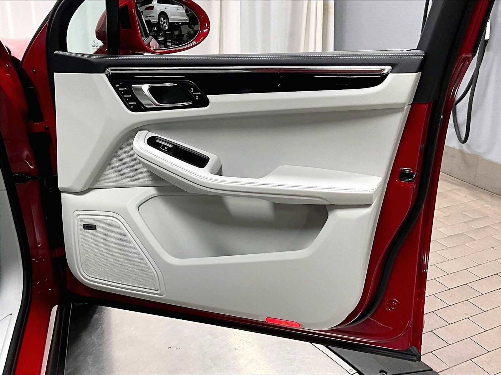 Used 2025 Porsche Macan image 28