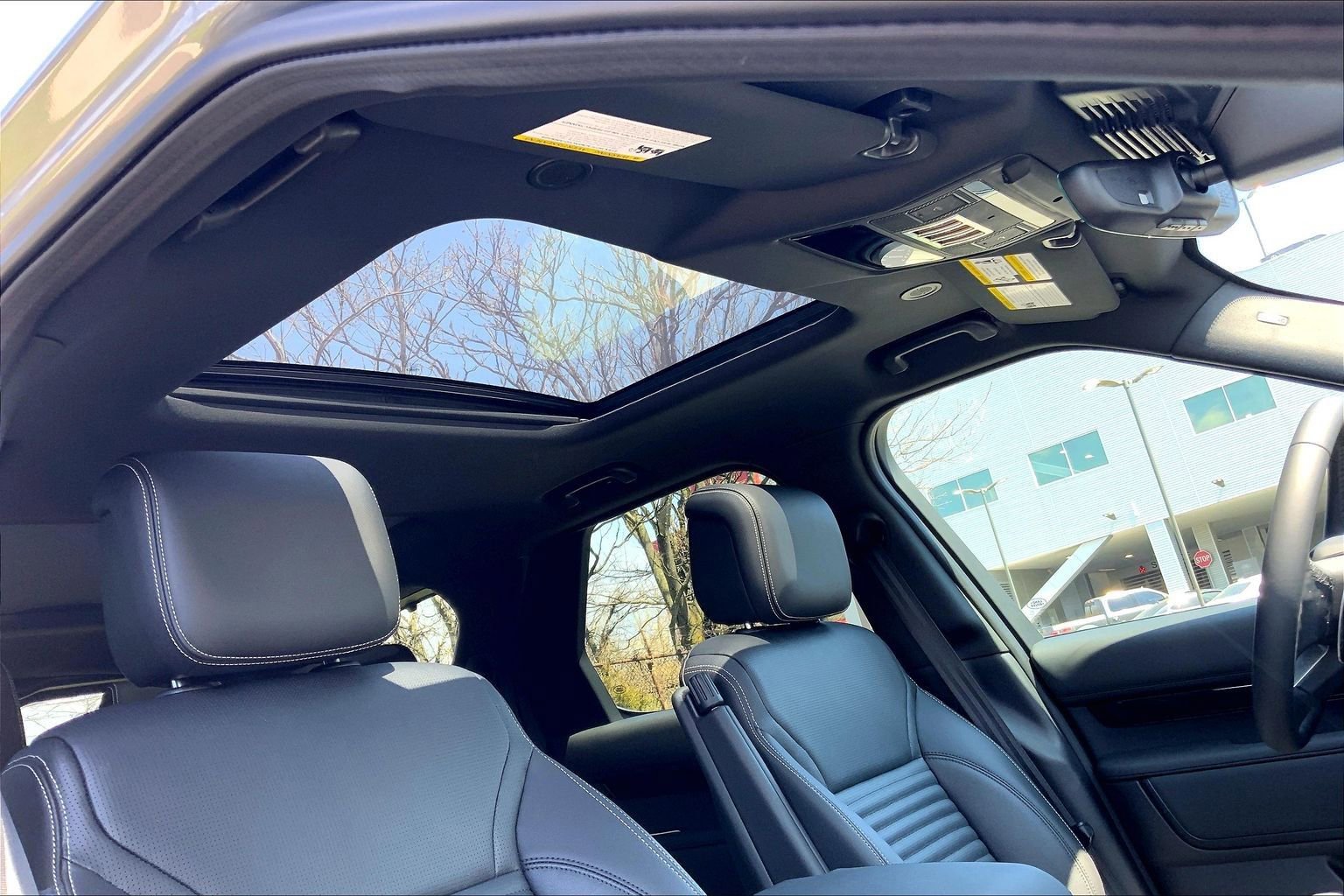 Used 2025 Land Rover Discovery S AWD/4WD image 14