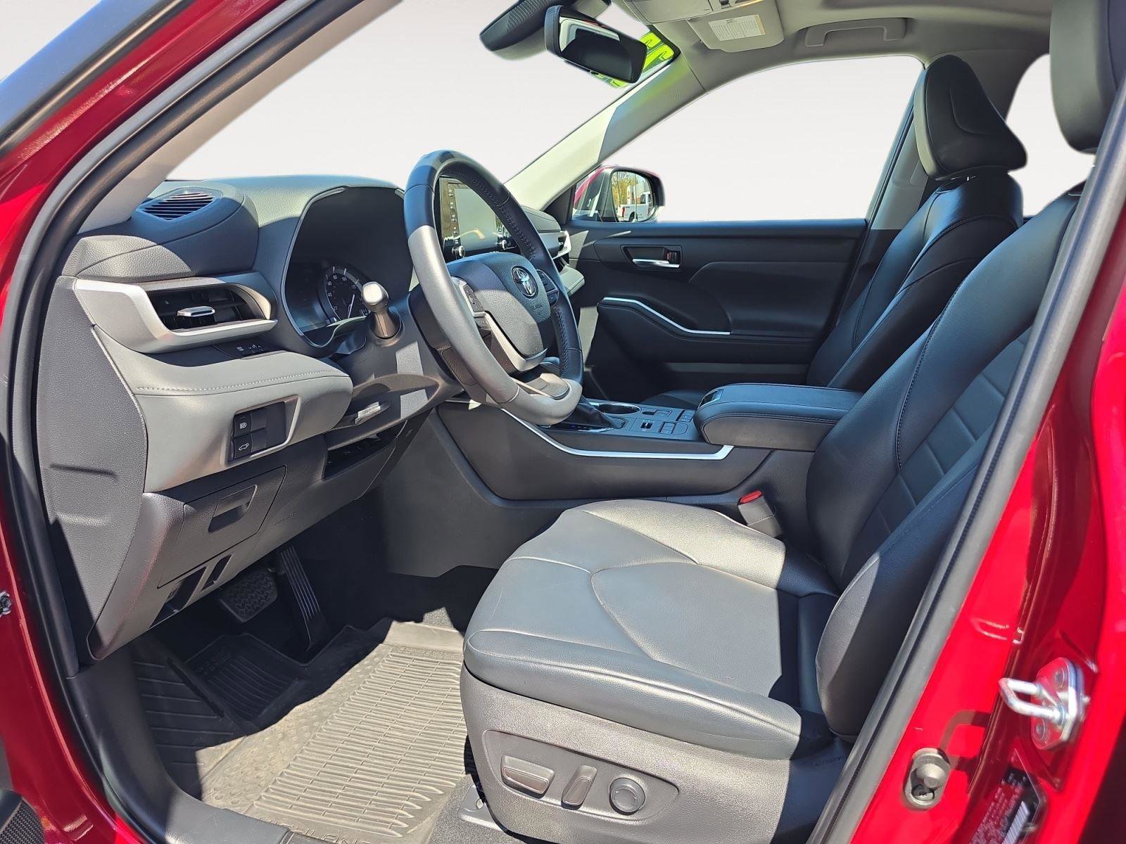 Used 2022 Toyota Highlander XLE image 10