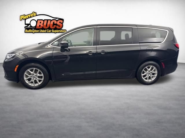 Used 2024 Chrysler Pacifica Touring-L FWD image 2