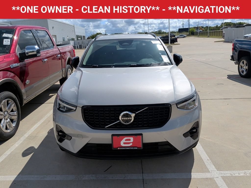 Used 2025 Volvo XC40 B5 Plus AWD/4WD image 2