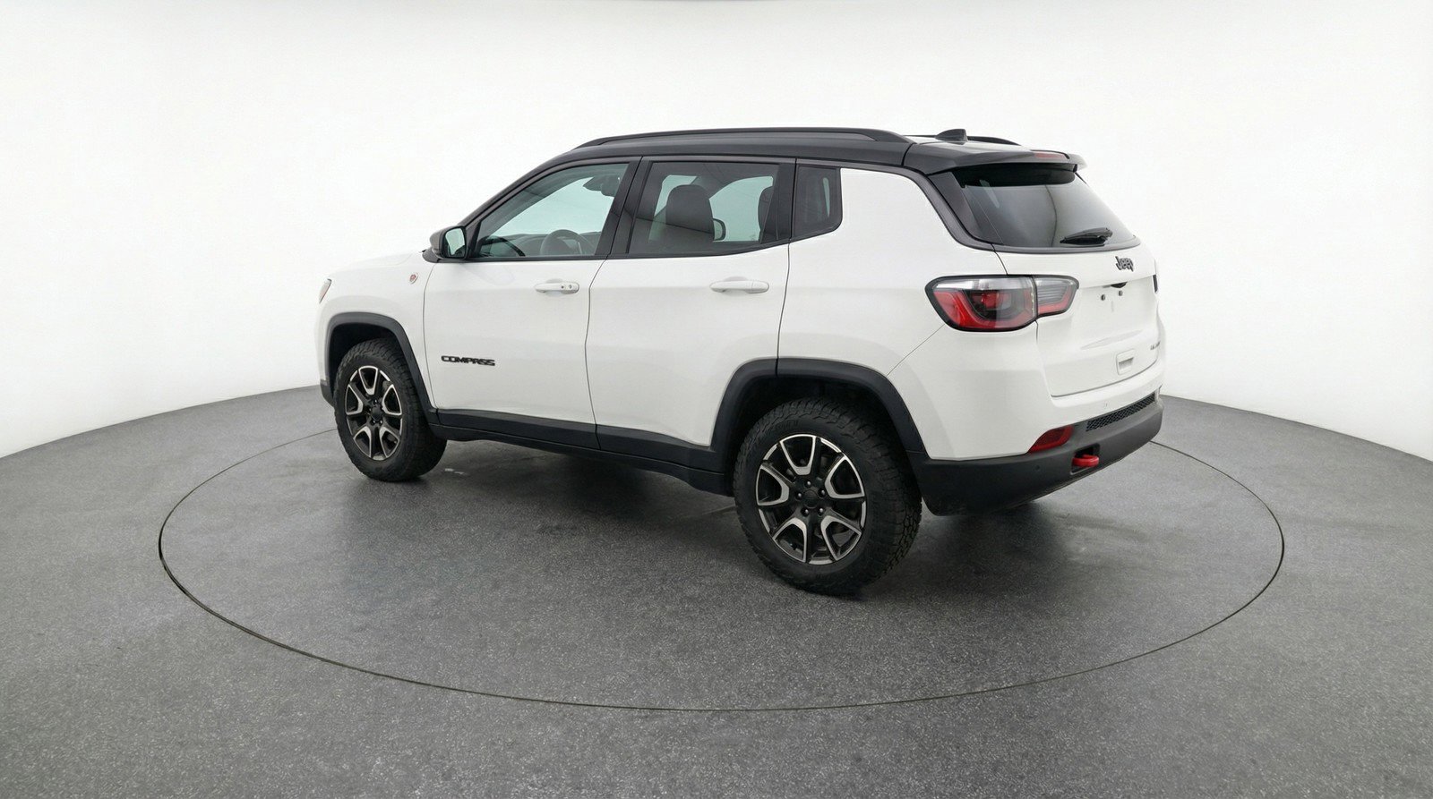 Used 2025 Jeep Compass Trailhawk image 5