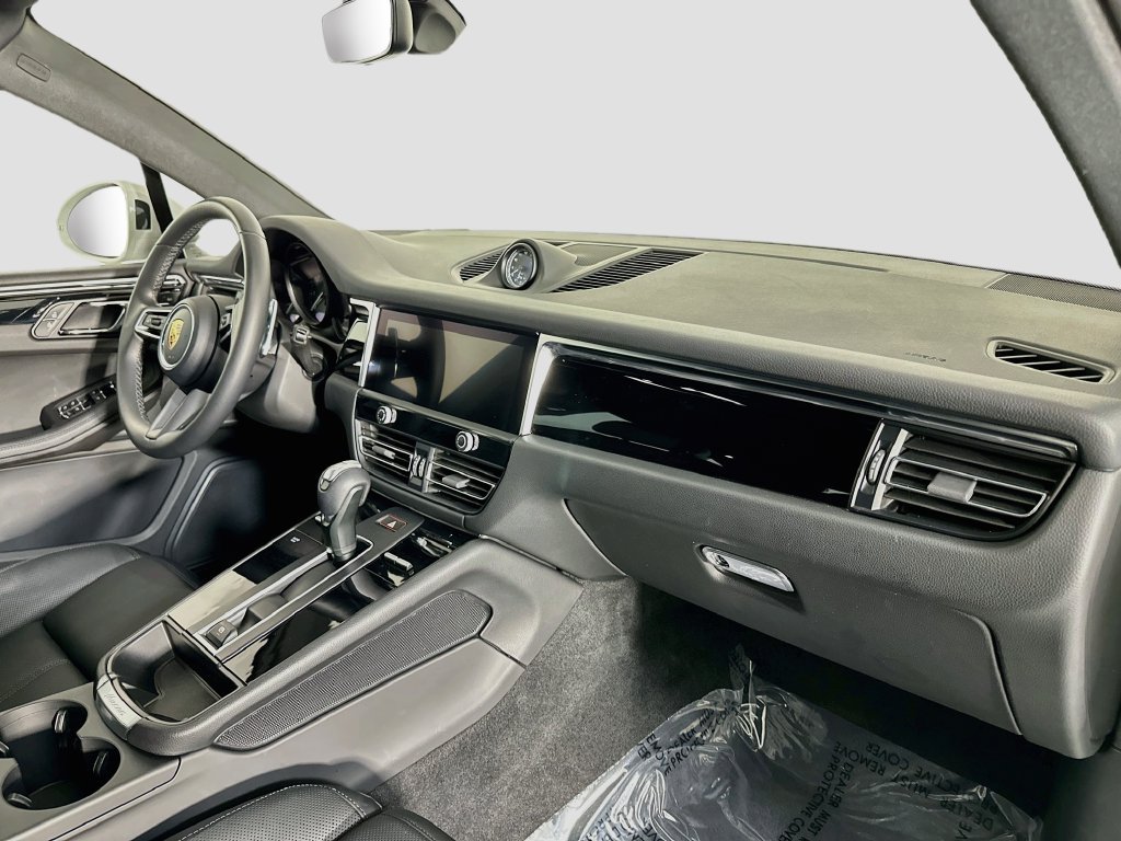 Certified 2023 Porsche Macan AWD/4WD image 30