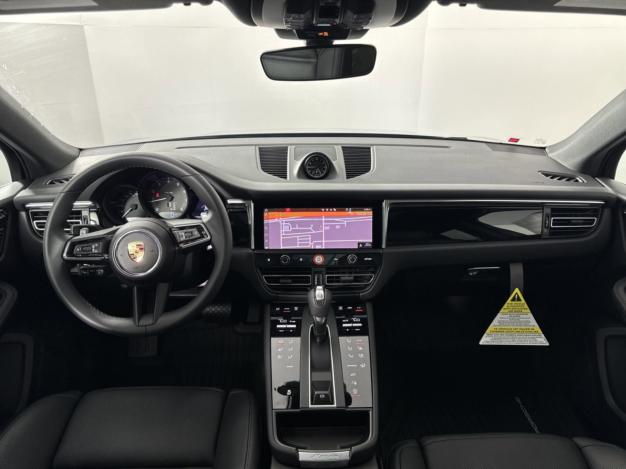 Certified 2025 Porsche Macan AWD/4WD image 17
