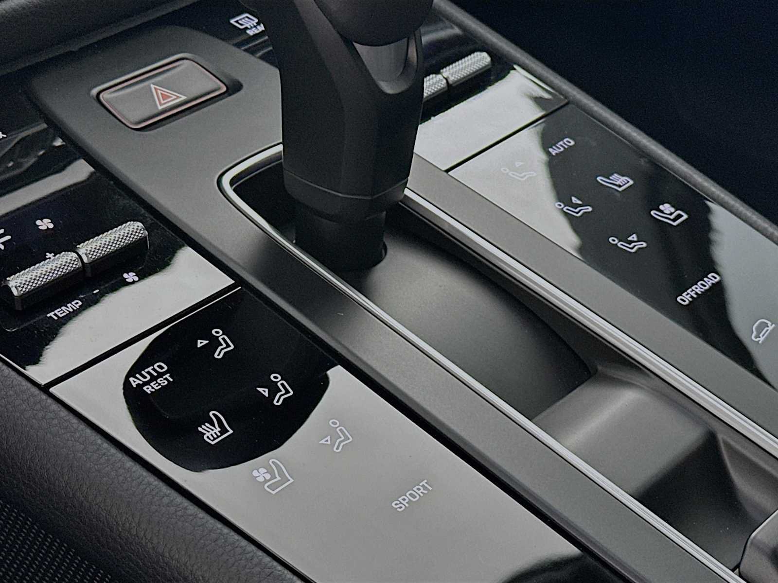 Certified 2025 Porsche Macan AWD/4WD image 21
