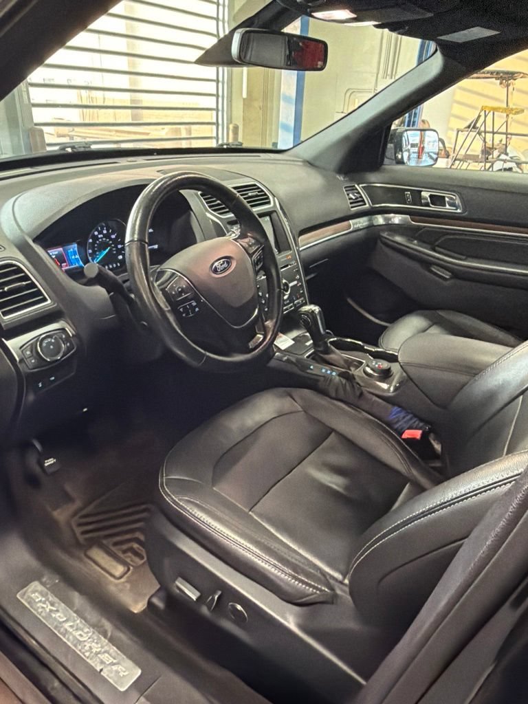 Used 2018 Ford Explorer Limited w/ Equipment Group 301A AWD/4WD image 3