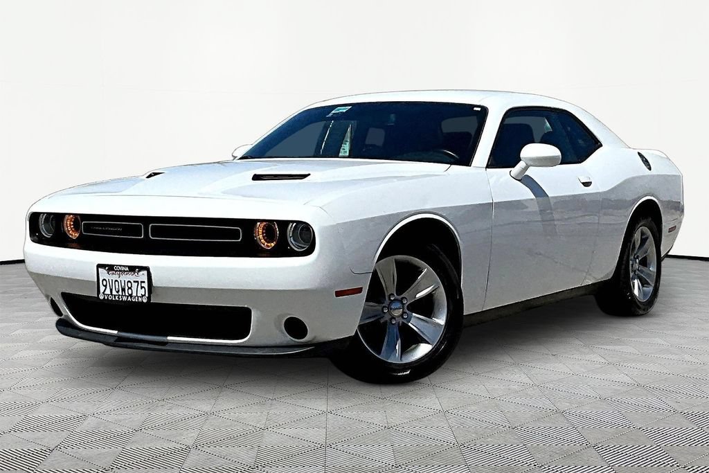 Used 2019 Dodge Challenger SXT RWD image 3