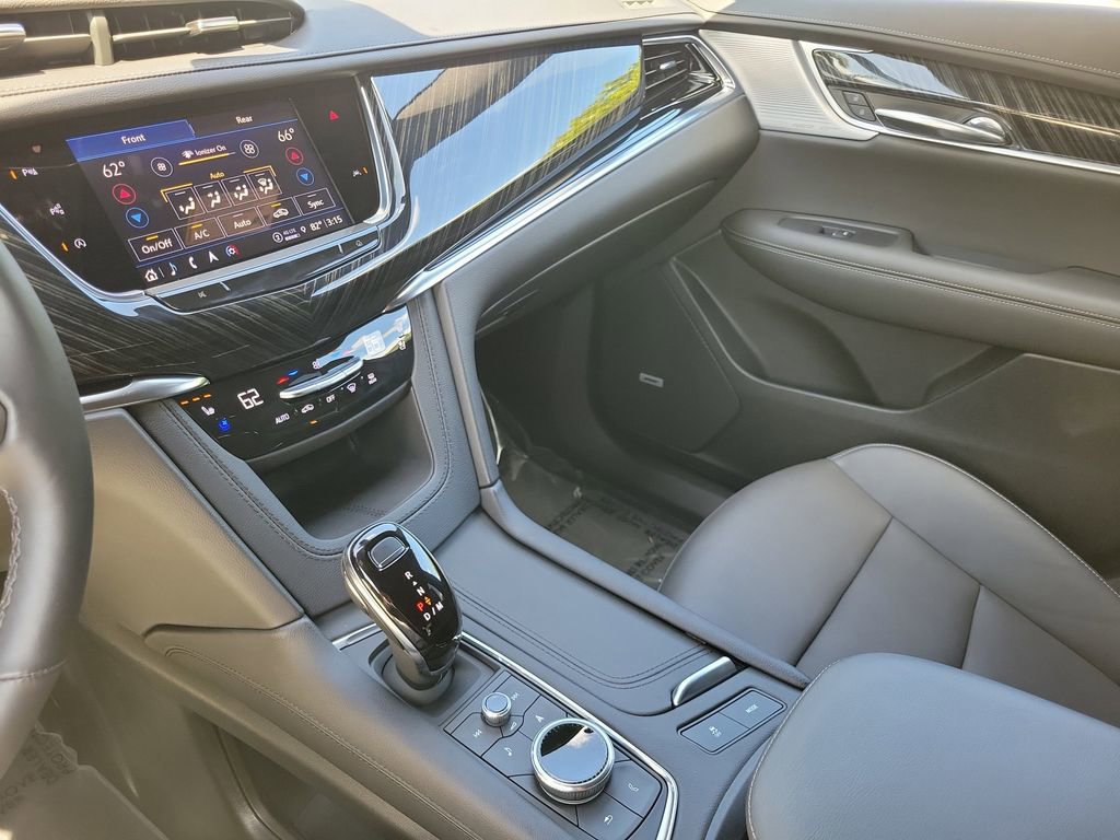Used 2025 Cadillac XT6 Premium Luxury w/ Technology Package image 32