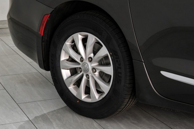 Used 2019 Chrysler Pacifica Touring-L FWD image 52