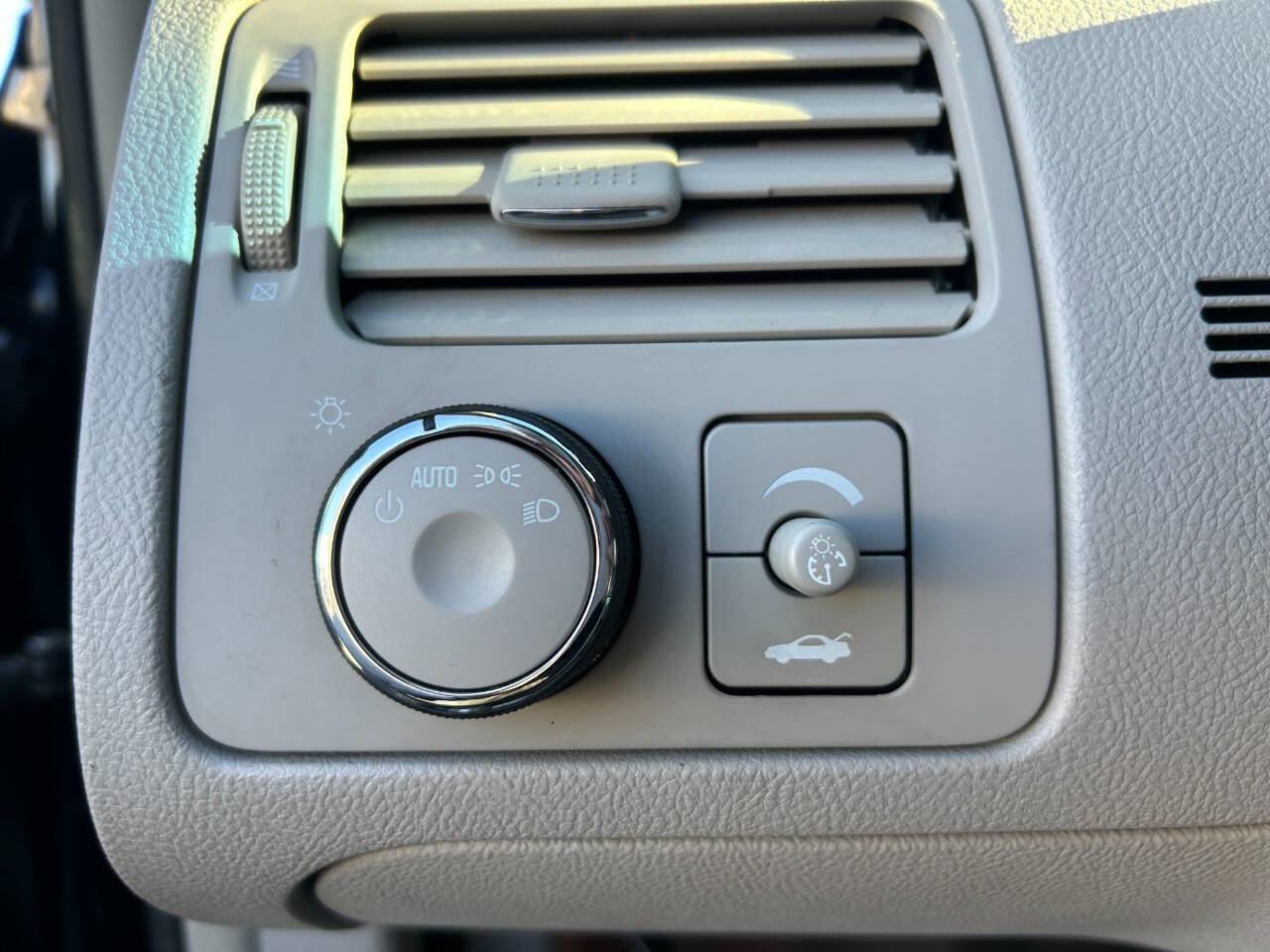 Used 2009 Buick Lucerne CX FWD image 18