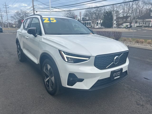 Certified 2025 Volvo XC40 B5 Plus AWD/4WD image 6