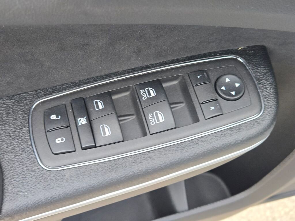 Used 2023 Chrysler 300 C image 19