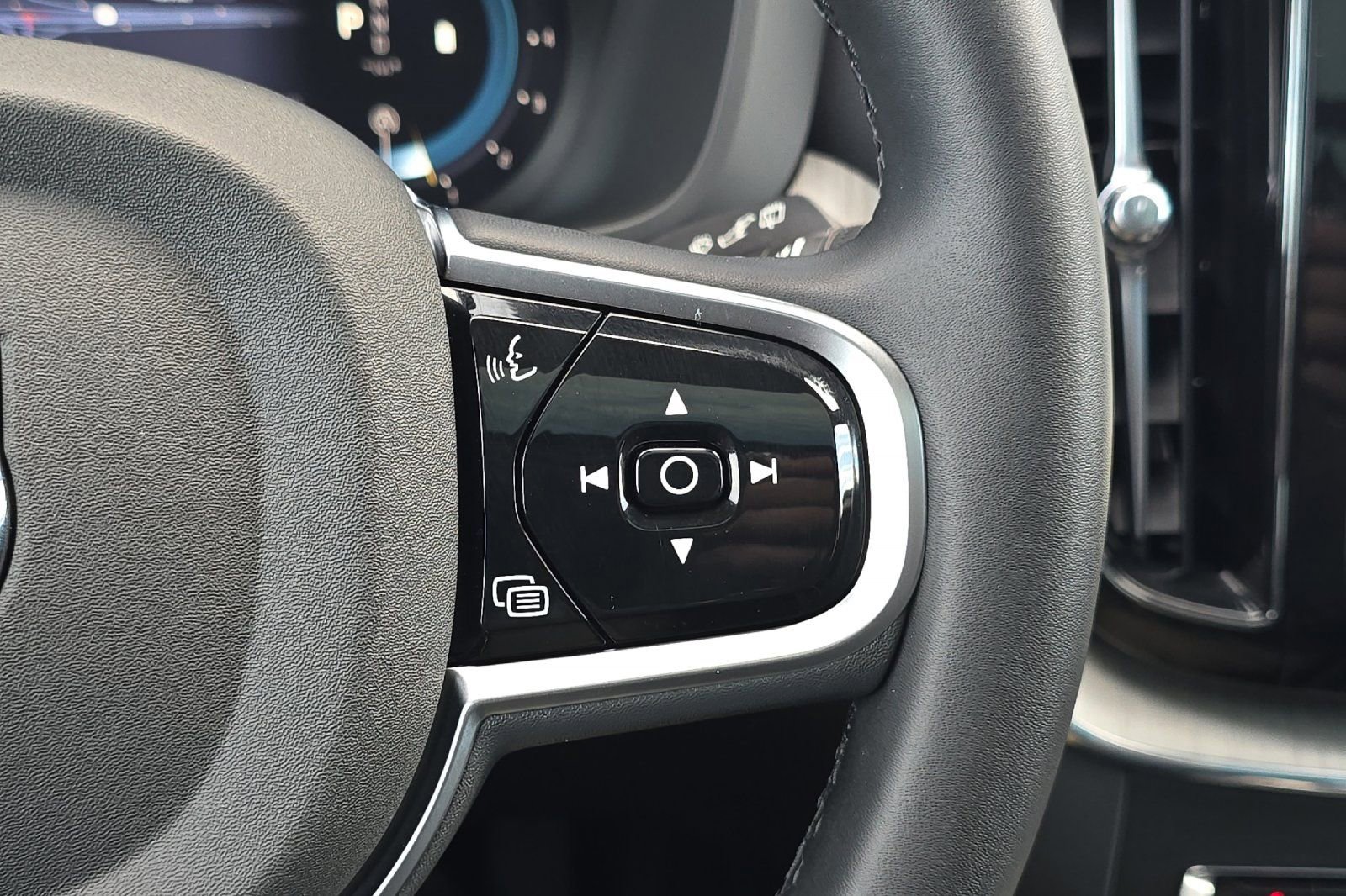 Used 2025 Volvo XC60 B5 Plus image 27