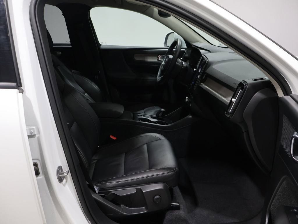 Used 2023 Volvo XC40 B5 Core image 23
