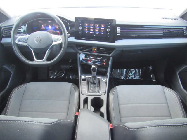 Used 2025 Volkswagen Jetta SE FWD image 3