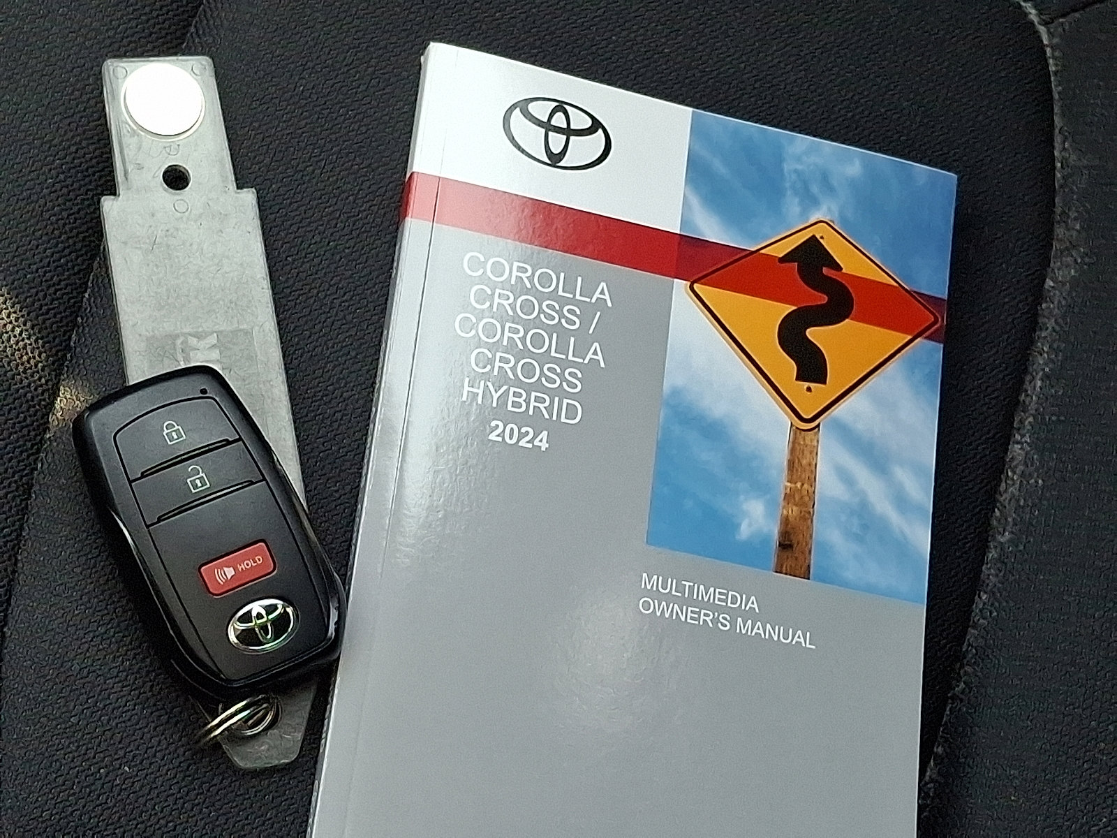 Used 2024 Toyota Corolla Cross LE w/ Moonroof Package AWD/4WD image 3