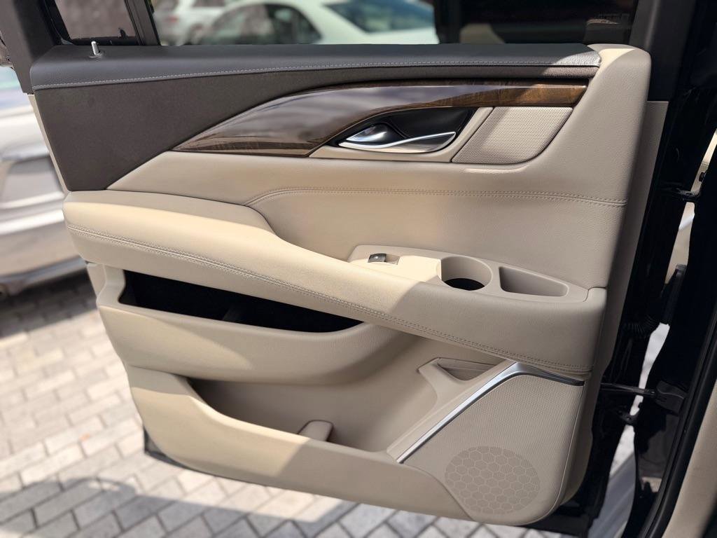 Used 2018 Cadillac Escalade ESV Luxury RWD image 21