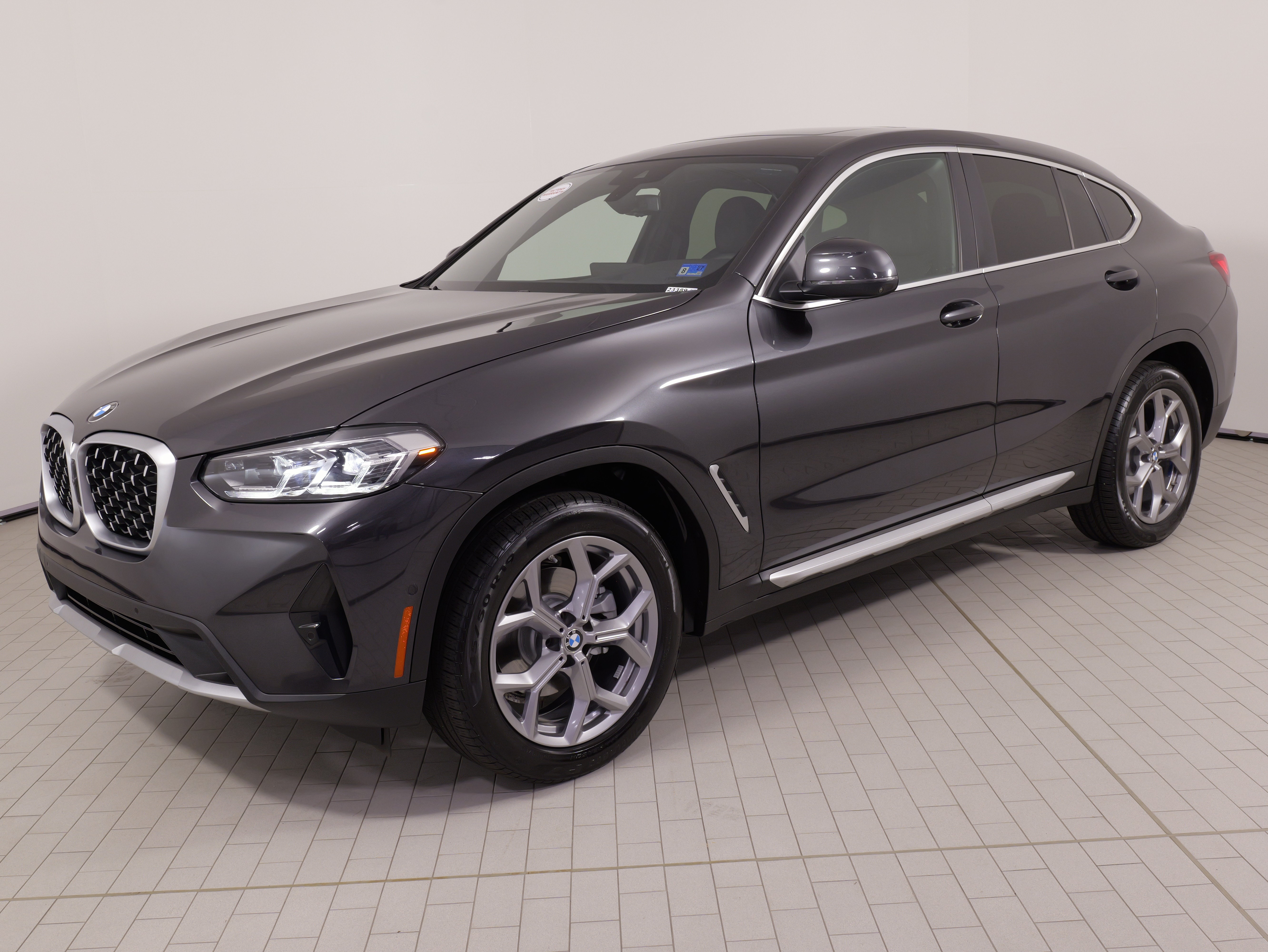 Used 2025 BMW X4 xDrive30i AWD/4WD image 3