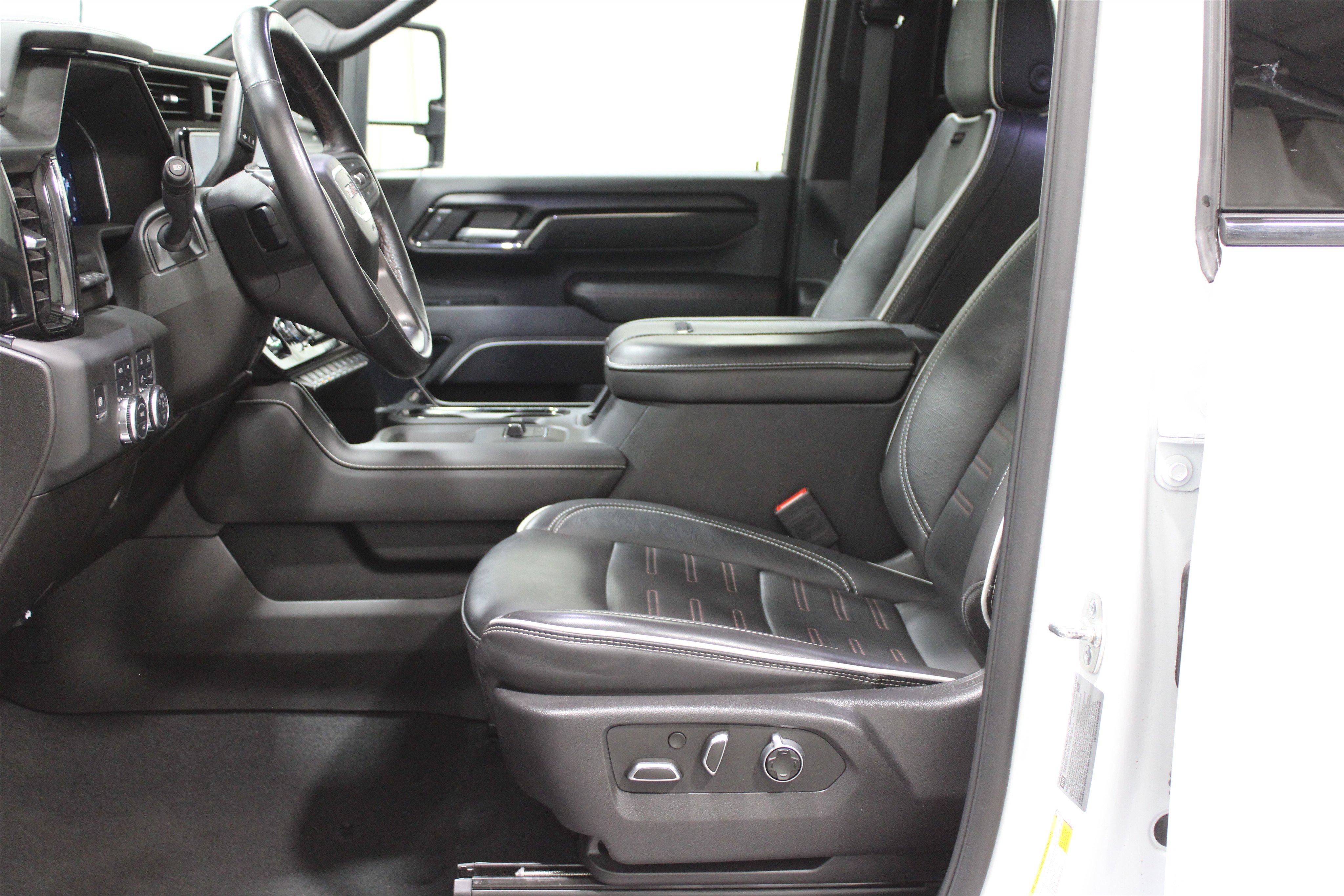 Used 2025 GMC Sierra 2500 AT4X w/ AT4X AEV Edition image 3