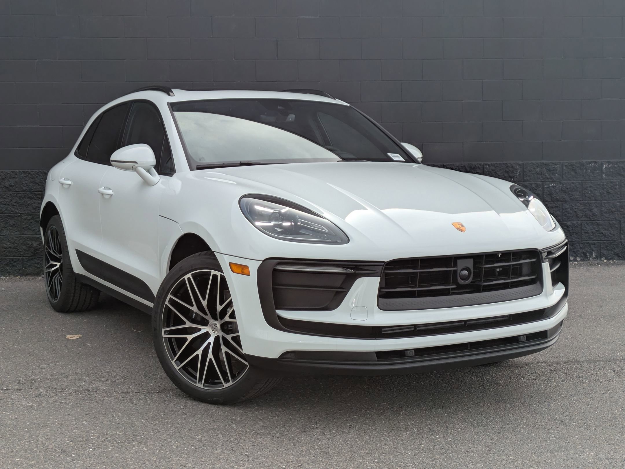 Certified 2025 Porsche Macan image 8