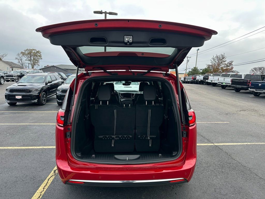 New 2026 Chrysler Pacifica Select image 11