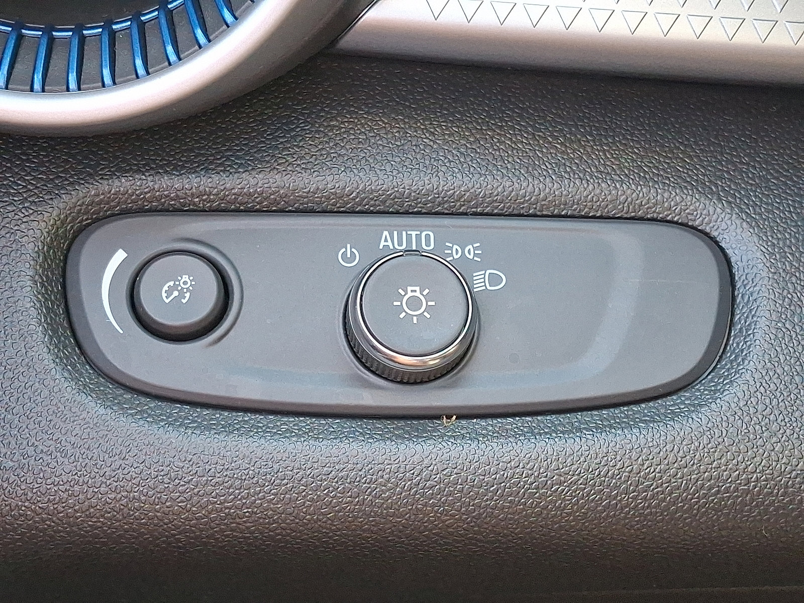 Used 2025 Chevrolet Trax LS image 26