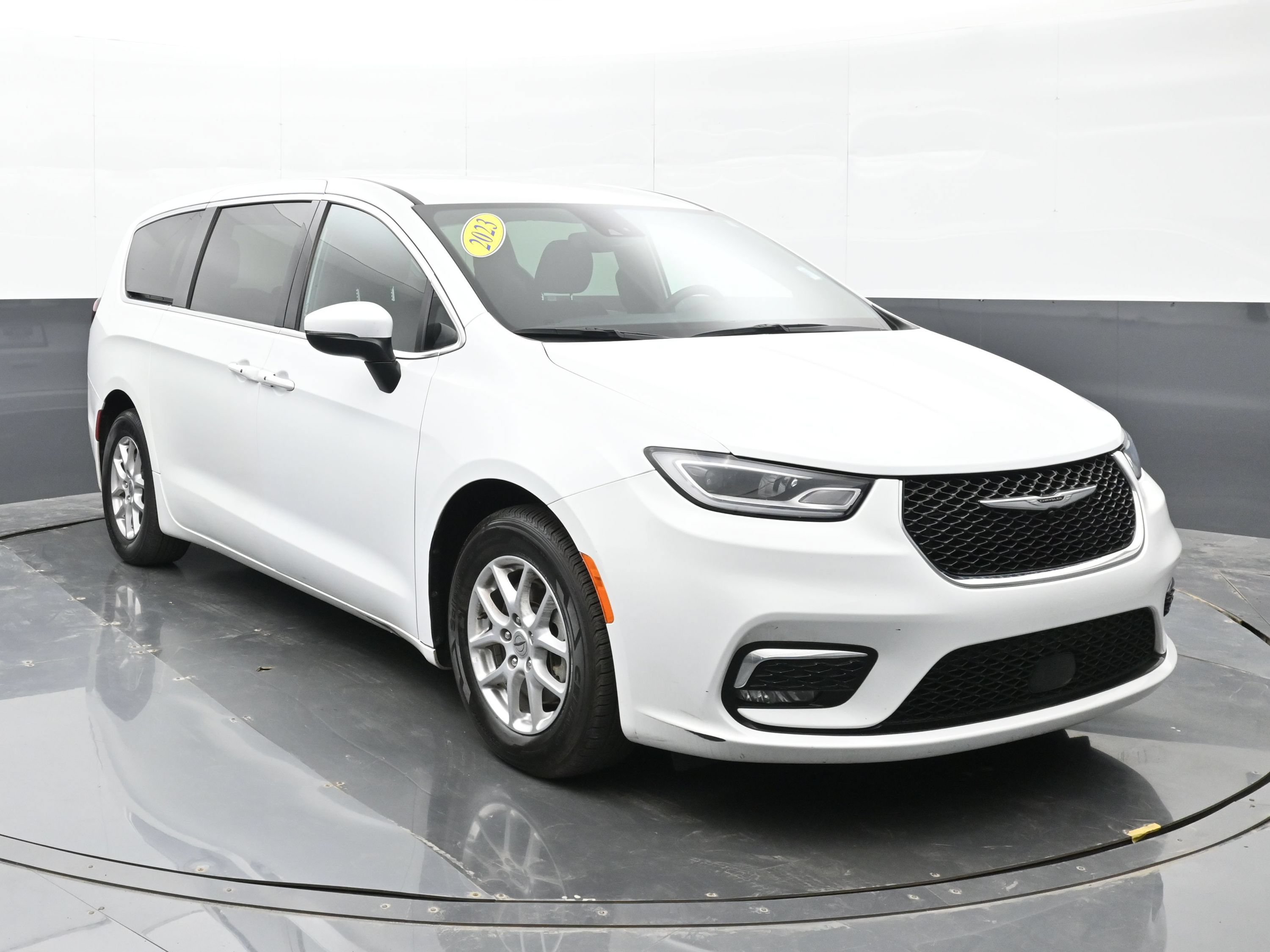 Used 2023 Chrysler Pacifica Touring FWD image 5