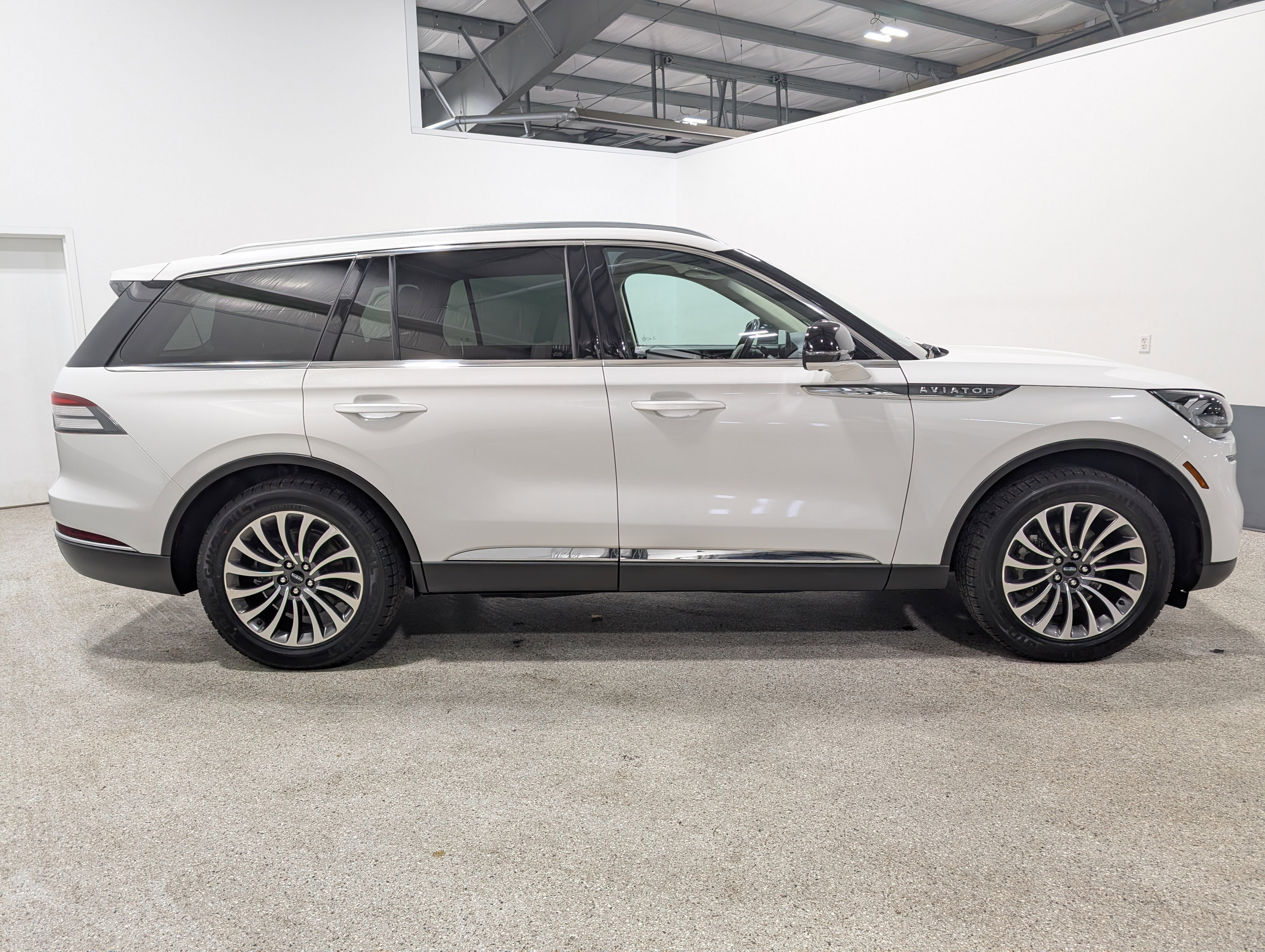 Used 2021 Lincoln Aviator Reserve w/ Elements Package Plus image 2
