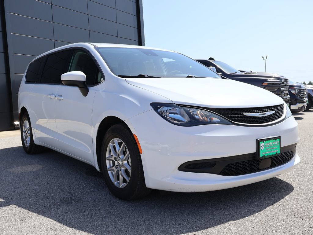 Used 2023 Chrysler Voyager LX FWD image 6