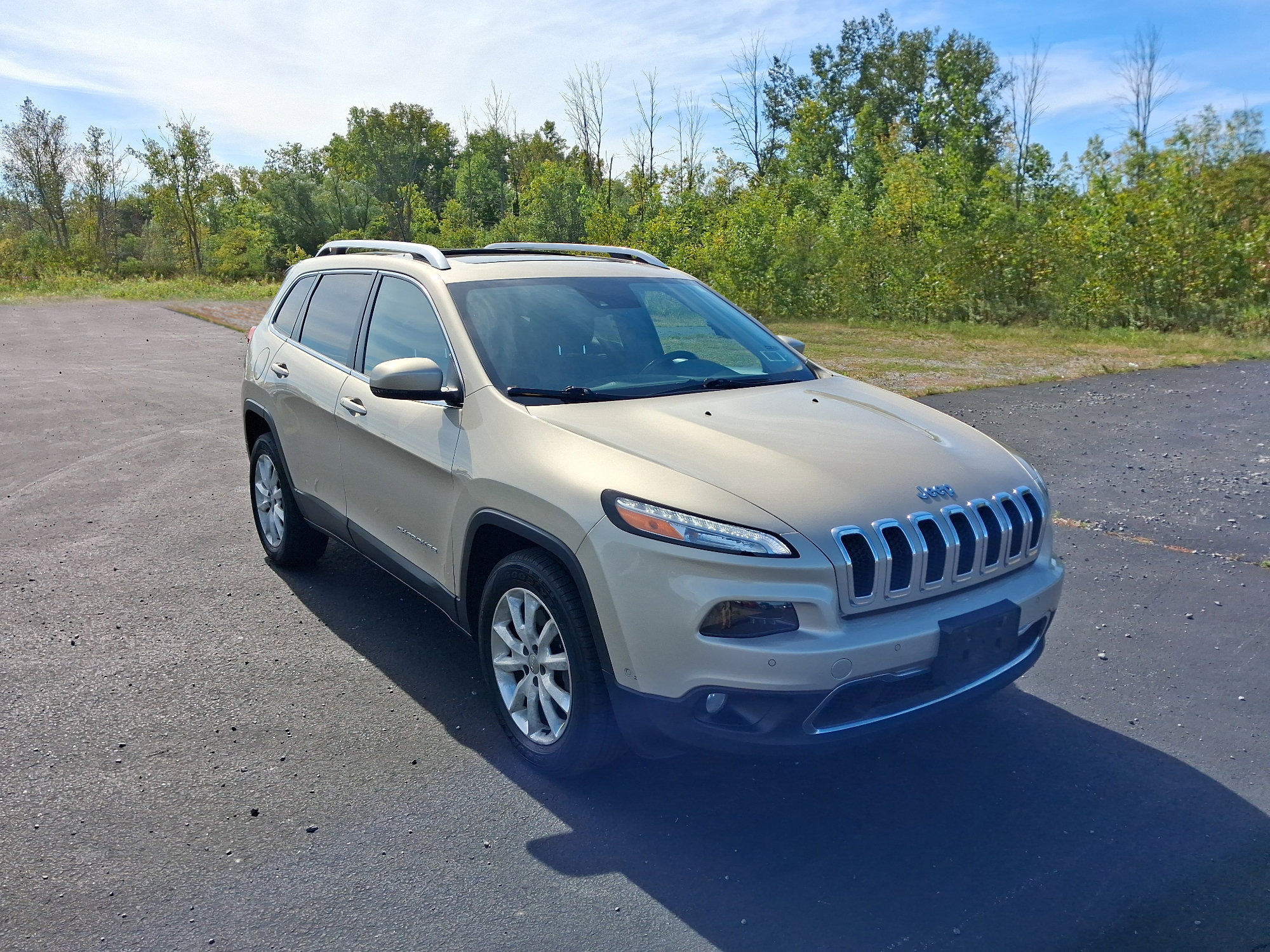 Used 2015 Jeep Cherokee Limited w/ Luxury Group AWD/4WD image 7
