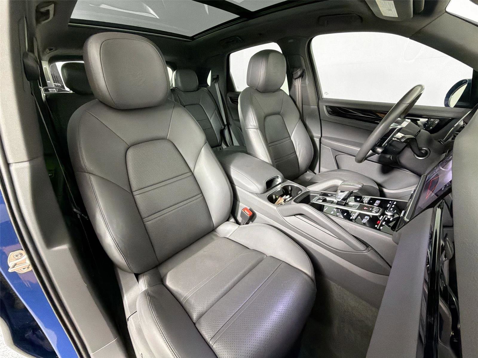 Certified 2022 Porsche Cayenne E-Hybrid AWD/4WD image 28