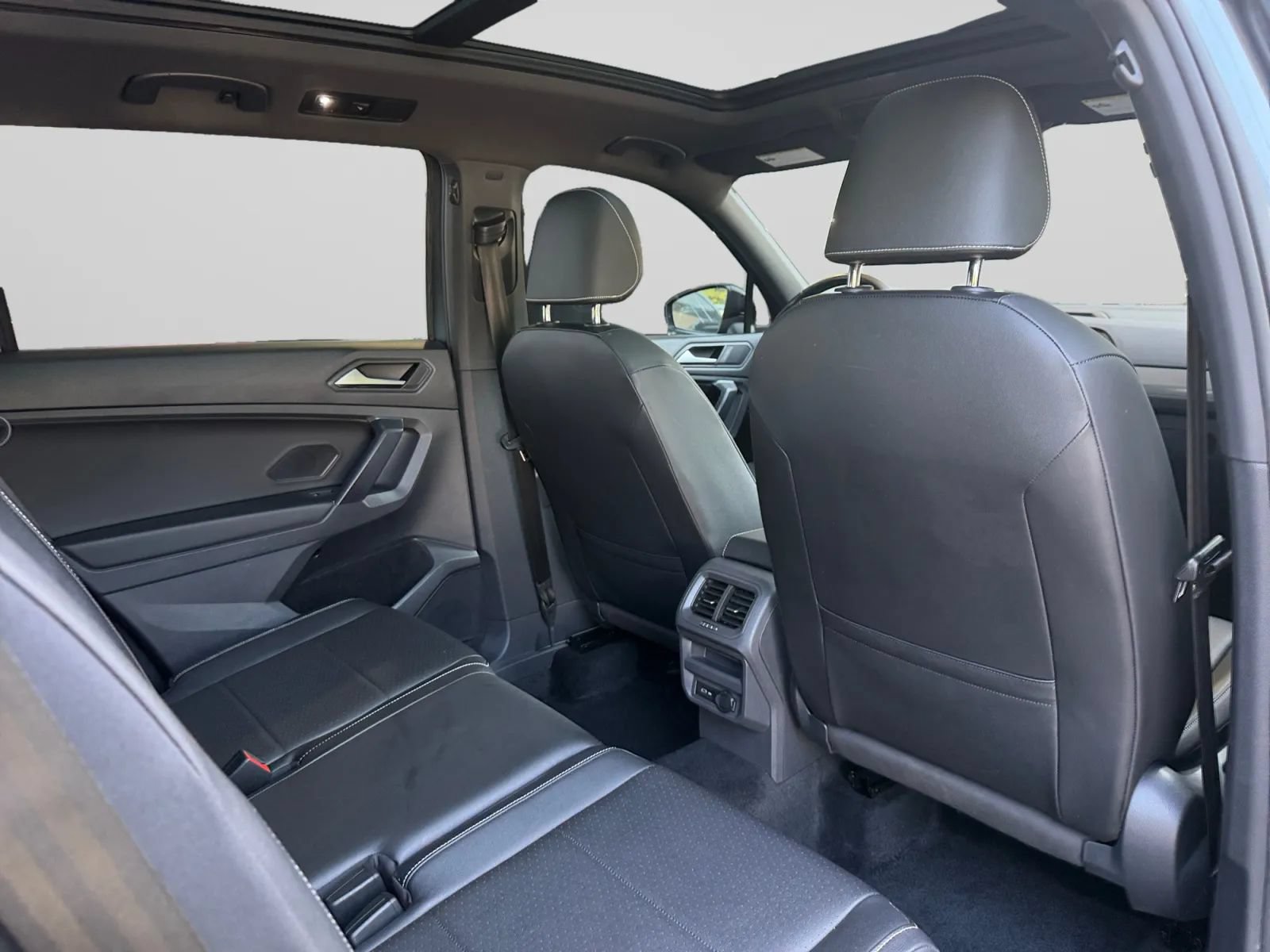 Used 2021 Volkswagen Tiguan SE R-Line AWD/4WD image 29