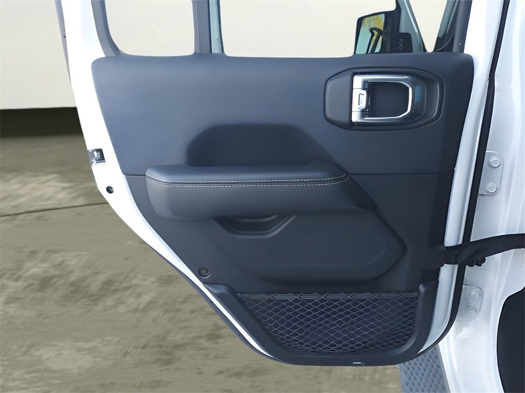 Used 2018 Jeep Wrangler Unlimited Sahara image 16