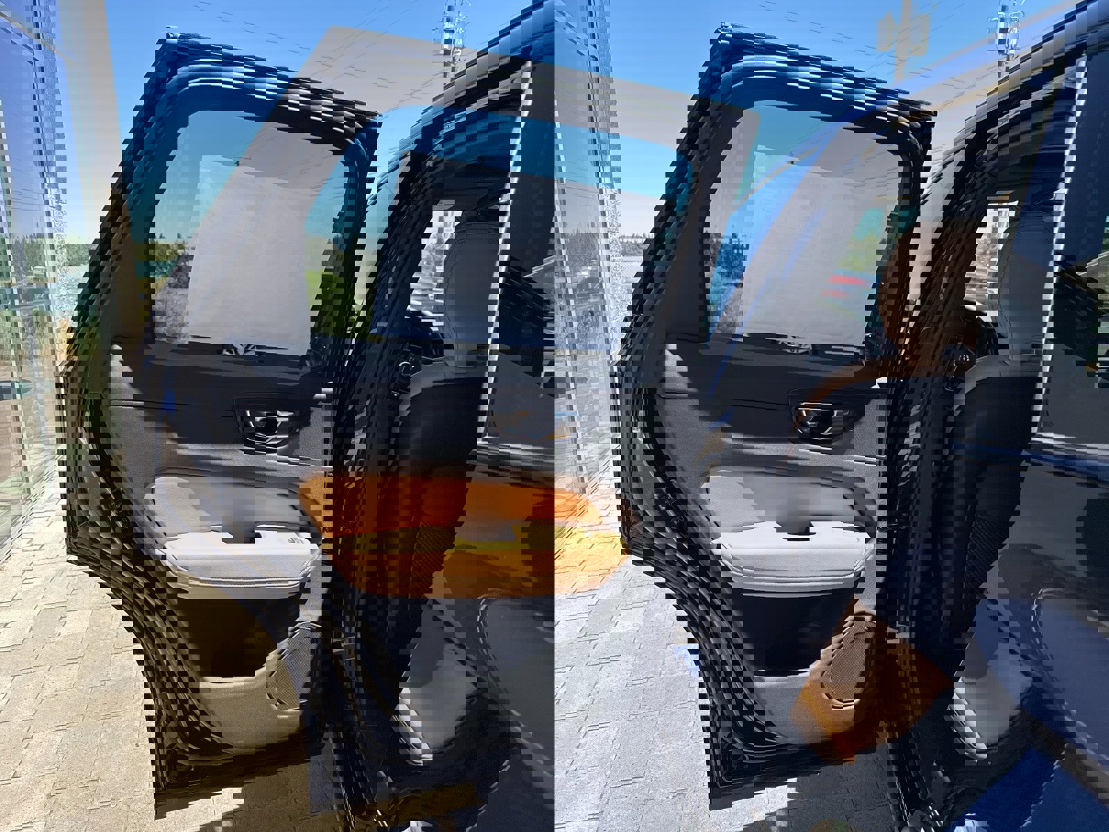 Certified 2025 Volvo XC60 B5 Ultra w/ Protection Package Premier image 11