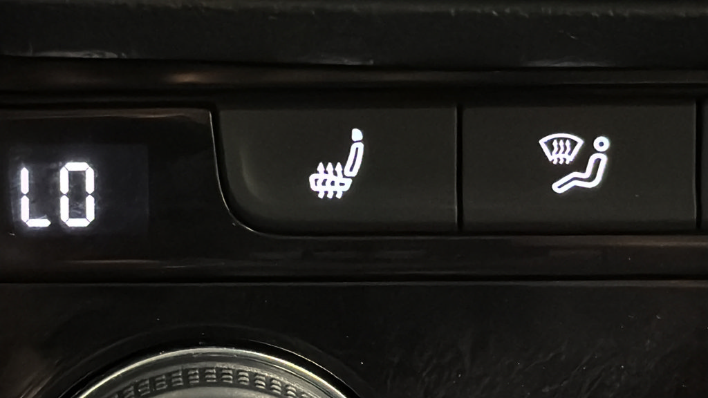 Certified 2024 Volkswagen Jetta SE FWD image 36