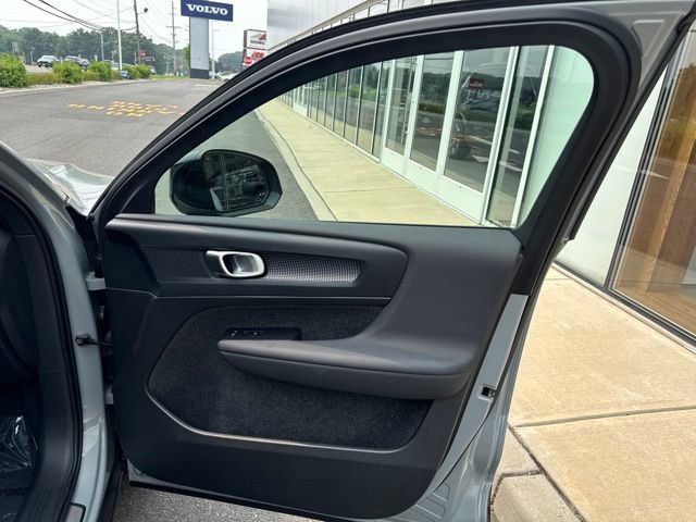 Certified 2025 Volvo XC40 B5 Plus AWD/4WD image 14