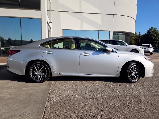 Used 2016 Lexus ES 350 w/ Luxury Package w/Wood Trim FWD image 29