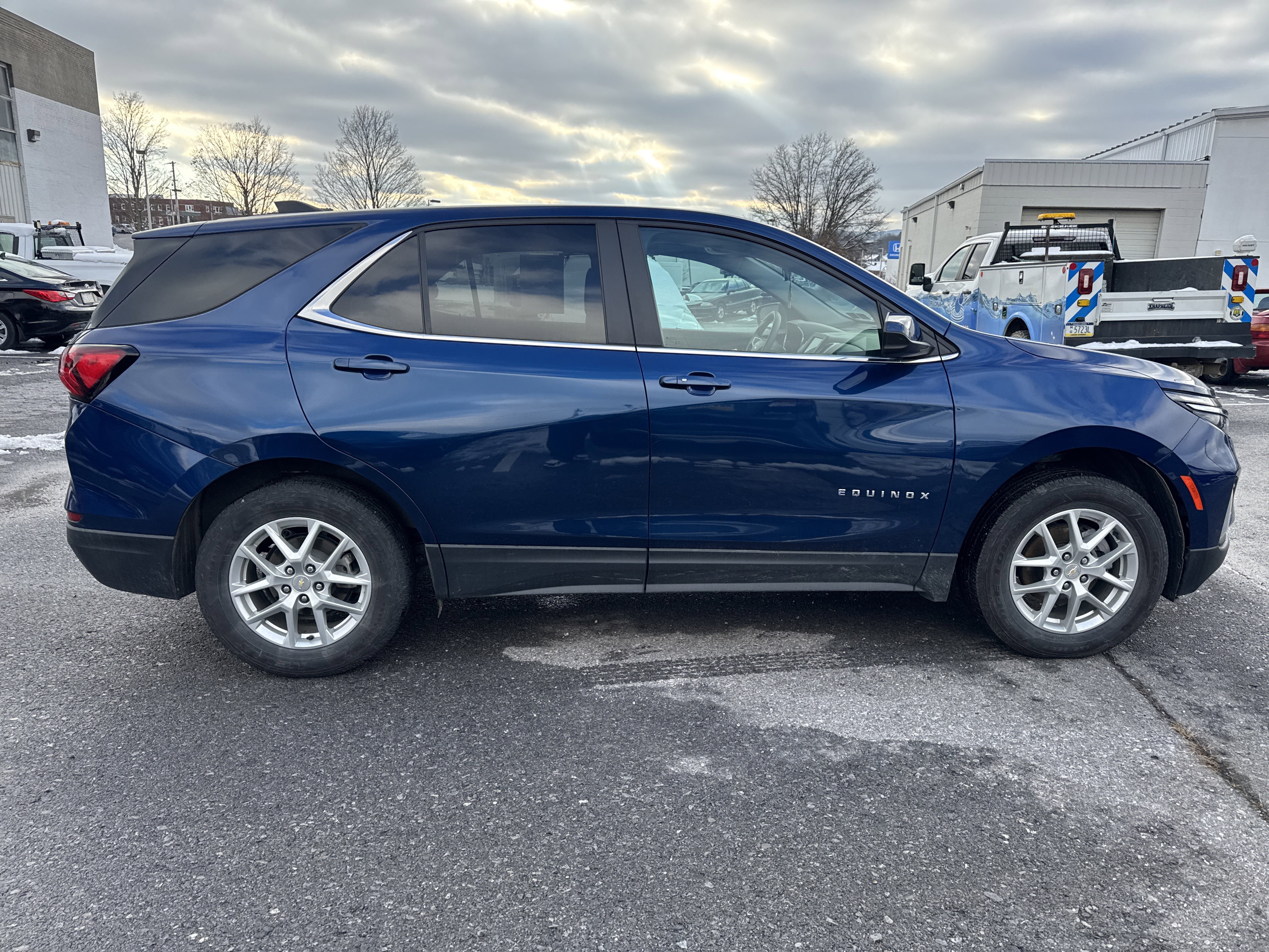 Used 2023 Chevrolet Equinox LT image 2