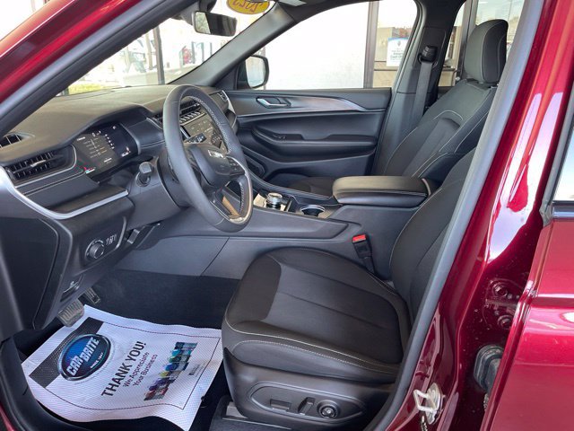 Used 2025 Jeep Grand Cherokee L Laredo w/ Luxury Tech Group I AWD/4WD image 15