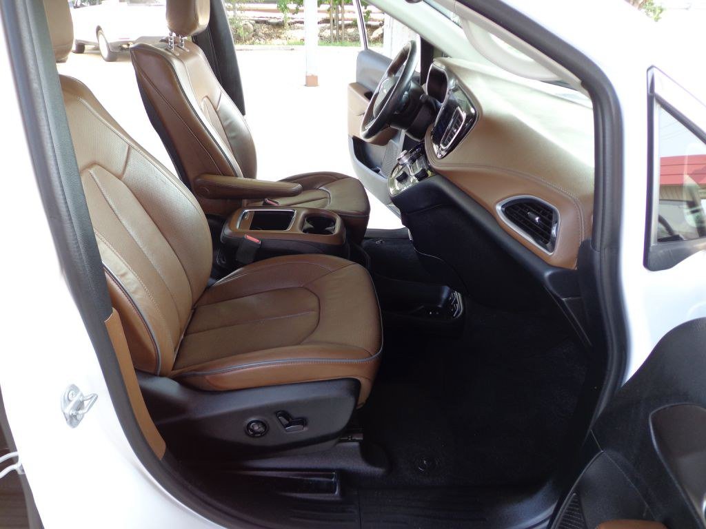 Used 2017 Chrysler Pacifica Limited w/ UConnect Theater Package FWD image 17