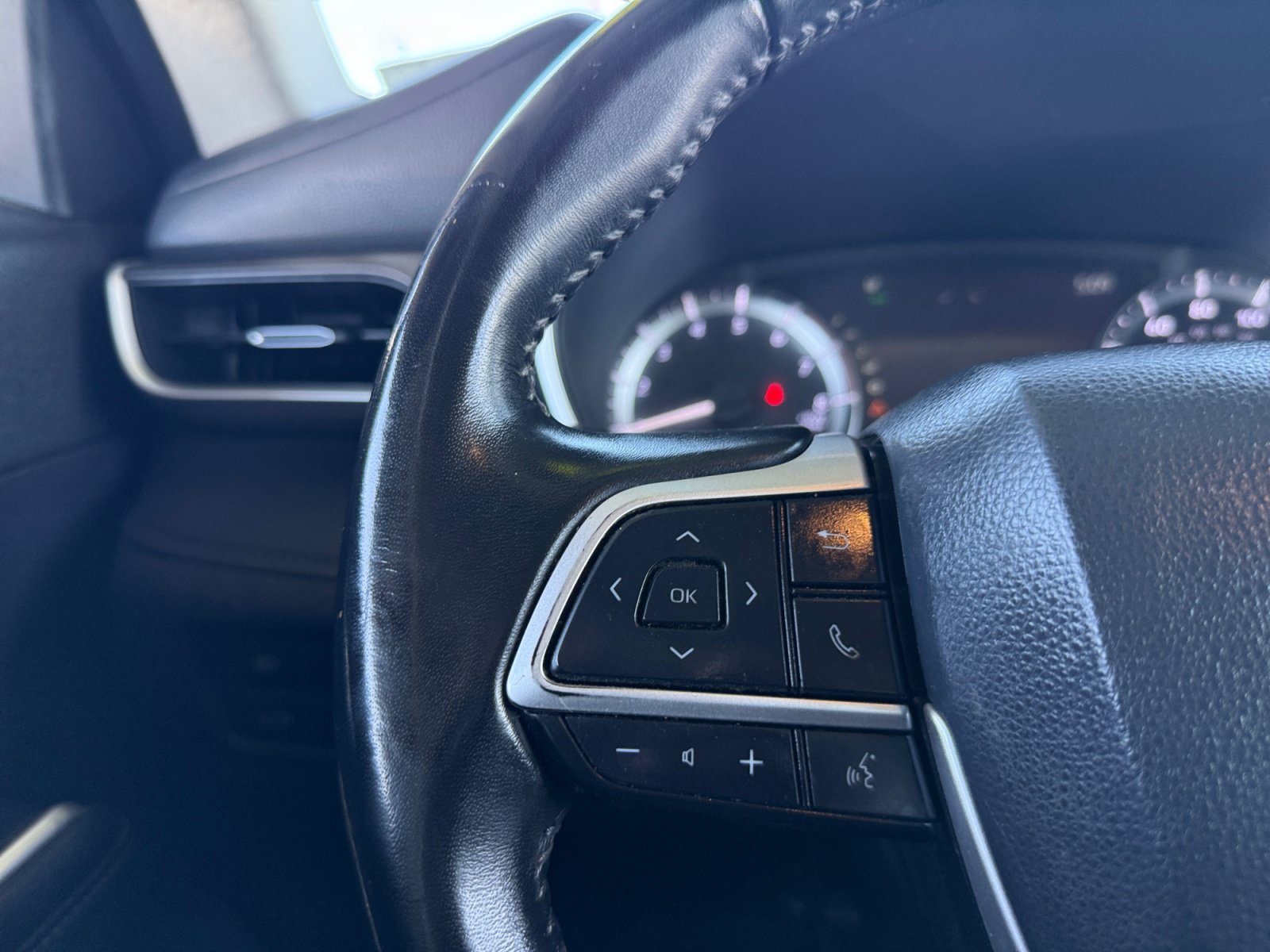 Used 2024 Toyota Highlander XLE FWD image 19