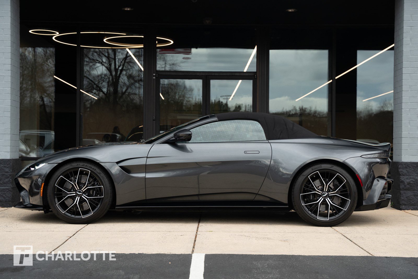 Used 2021 Aston Martin V8 Vantage Roadster image 8