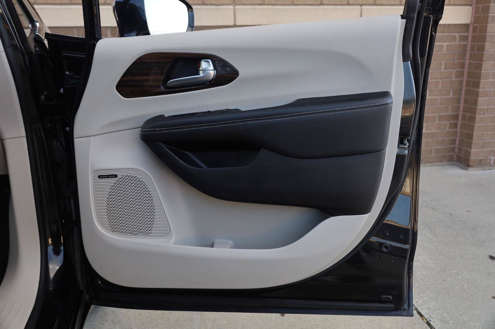Used 2022 Chrysler Pacifica Limited FWD image 21