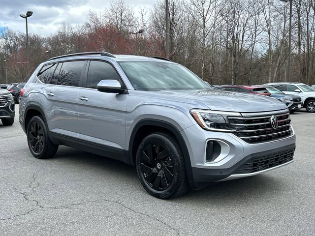 Certified 2025 Volkswagen Atlas SE w/ Black Wheel Package image 5