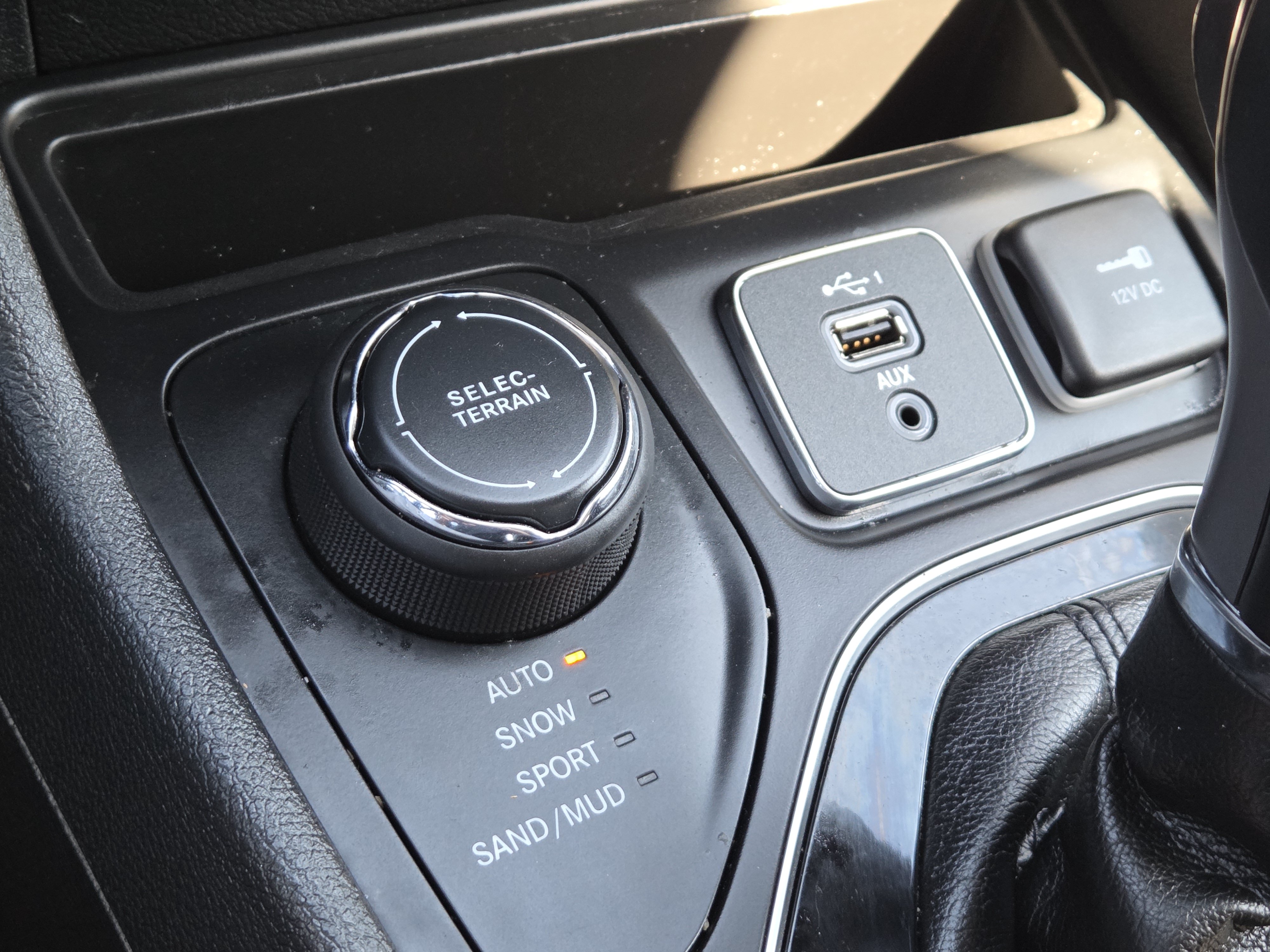 Used 2019 Jeep Cherokee Limited AWD/4WD image 6