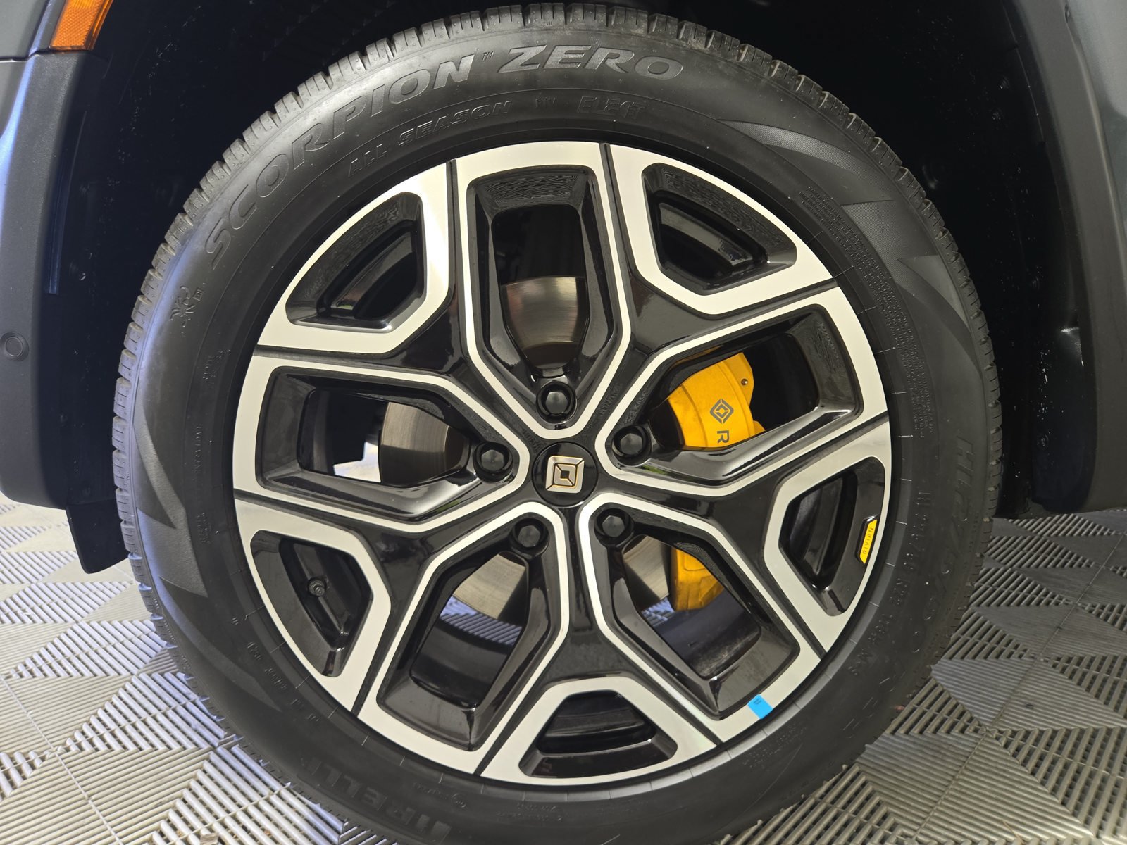 Used 2022 Rivian R1S Launch Edition Quad AWD/4WD image 9