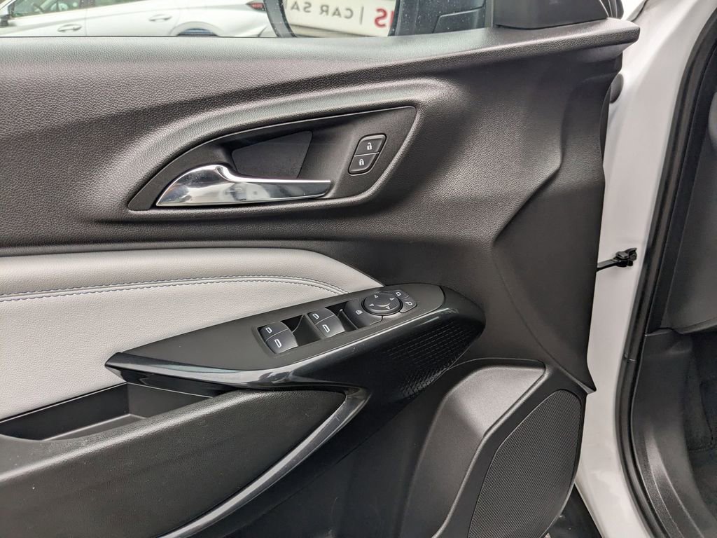 Used 2025 Chevrolet Trax LT w/ LT Convenience Package FWD image 14