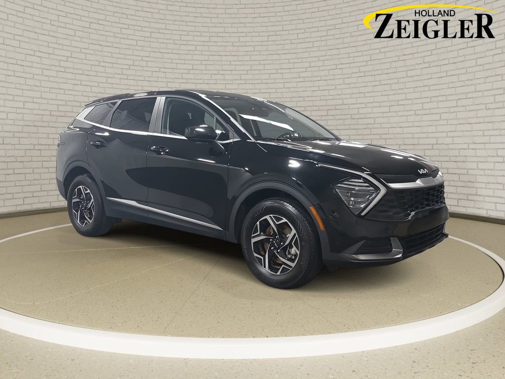 Used 2025 Kia Sportage LX image 3