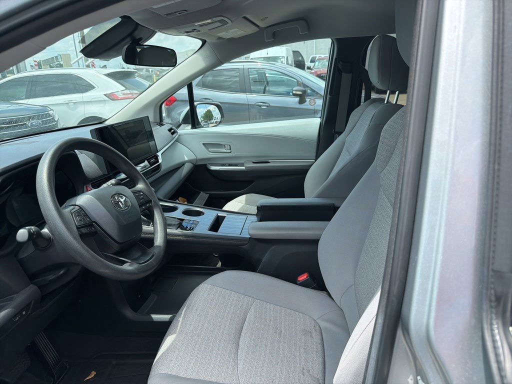 Used 2025 Toyota Sienna LE FWD image 2